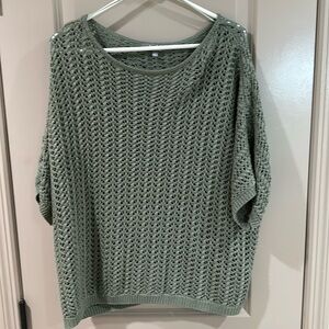 Open knot short sleeved sweater in beautiful green color